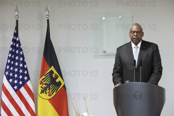 Lloyd James Austin III Former United States Secretary of Defence 2021 to 2025 - Award of the Order of Merit of the Federal Republic of Germany to Lloyd James Austin III in recognition of his personal commitment to strengthening German-American friendship and bilateral defence and military policy cooperation at the Federal Ministry of Defence, Berlin, 01.10.25