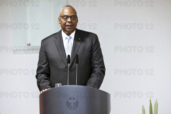 Lloyd James Austin III Former United States Secretary of Defence 2021 to 2025 - Award of the Order of Merit of the Federal Republic of Germany to Lloyd James Austin III in recognition of his personal commitment to strengthening German-American friendship and bilateral defence and military policy cooperation at the Federal Ministry of Defence, Berlin, 01.10.25