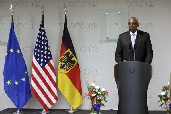 Lloyd James Austin III Former United States Secretary of Defence 2021 to 2025 - Award of the Order of Merit of the Federal Republic of Germany to Lloyd James Austin III in recognition of his personal commitment to strengthening German-American friendship and bilateral defence and military policy cooperation at the Federal Ministry of Defence, Berlin, 01.10.25