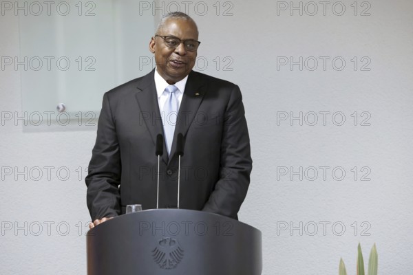 Lloyd James Austin III Former United States Secretary of Defence 2021 to 2025 - Award of the Order of Merit of the Federal Republic of Germany to Lloyd James Austin III in recognition of his personal commitment to strengthening German-American friendship and bilateral defence and military policy cooperation at the Federal Ministry of Defence, Berlin, 01.10.25