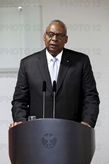 Lloyd James Austin III Former United States Secretary of Defence 2021 to 2025 - Award of the Order of Merit of the Federal Republic of Germany to Lloyd James Austin III in recognition of his personal commitment to strengthening German-American friendship and bilateral defence and military policy cooperation at the Federal Ministry of Defence, Berlin, 01.10.25