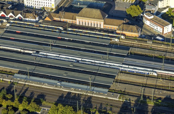 Aerial view, central station and covered platforms, station building, centre, Hamm, Ruhr area, North Rhine-Westphalia, Germany, railway area, station, platform, DE, Deutsche Bahn AG, Europe, track system, tracks, main station, central station, aerial view, aerial photography, aerial photography, overview, bird's-eye view, overview
