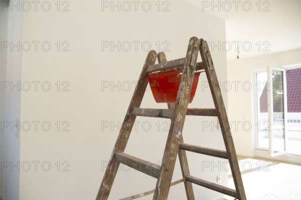 Painting work Symbolic image: Painter's ladder in freshly painted living spaces