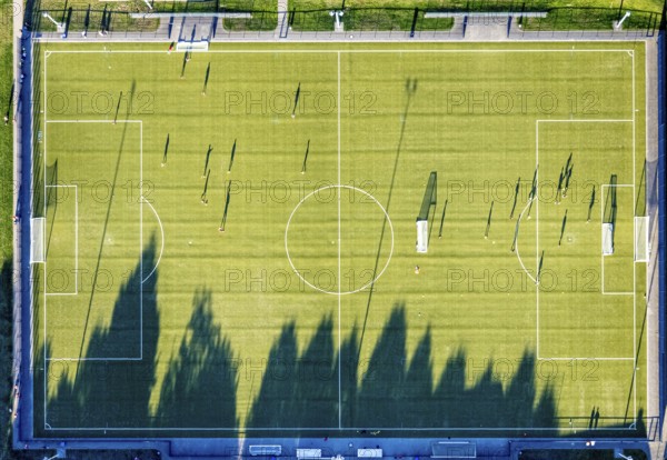 Aerial view, Sportzemtrum Ost Hammer SpVg 03/04 e.V., training games and shadow cast by the evening sun, centre, Hamm, Ruhr area, North Rhine-Westphalia, Germany, DE, Europe, football, football pitch, football stadium, aerial view, aerial photography, aerial photography, shadow, sport, sports facility, sports field, overview, bird's-eye view, overview