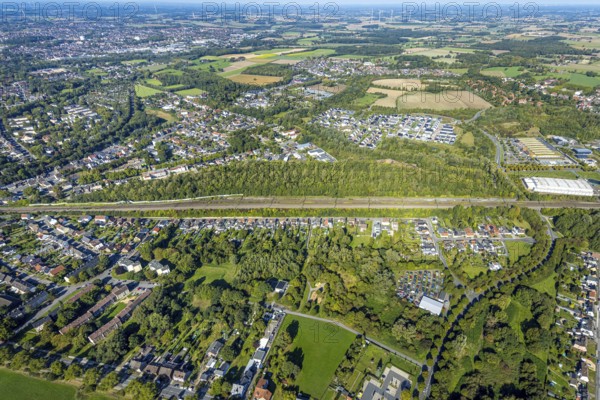 Aerial view, residential area Am Heimshof, railway line and forest area, new construction residential area Sachsenring, district Heessen, Hamm, Ruhr area, North Rhine-Westphalia, Germany, railway area, DE, Deutsche Bahn AG, Europe, railway tracks, tracks, property tax, real estate, aerial view, aerial photography, aerial photography, overview, bird's eye view, residential area, living and life, residential area, quality of life, residential quarter, housing estate, residential area, birds-eyes view, overview
