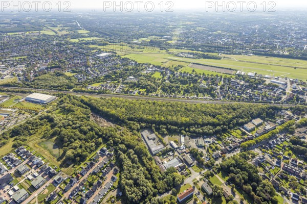 Aerial view, residential area Am Heimshof, railway line and forest area, district Heessen, Hamm, Ruhr area, North Rhine-Westphalia, Germany, railway area, DE, Deutsche Bahn AG, Europe, railway tracks, tracks, property tax, real estate, aerial view, aerial photography, aerial photography, overview, bird's-eye view, residential area, living and life, residential area, quality of life, residential quarter, housing estate, residential area, birds-eyes view, overview