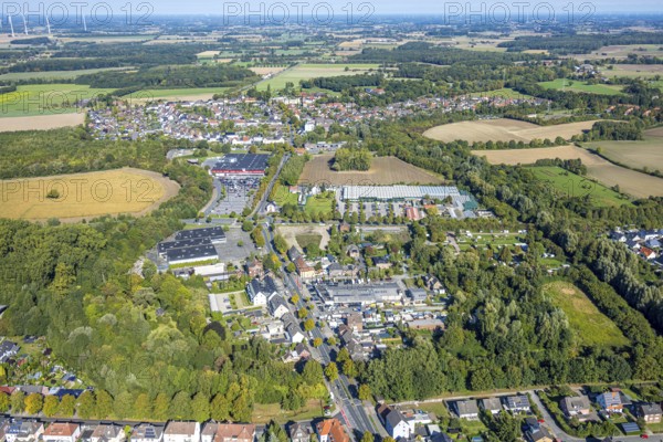 Aerial view, roundabout Sachsring and Münsterstraße, garden centre Bintig GmbH and Kaufland supermarket, behind residential area Am Kötterberg, district Heessen, Hamm, Ruhr area, North Rhine-Westphalia, Germany, DE, Europe, commercial enterprise, commercial area, commercial property, commercial location, commercial use, property tax, real estate, industrial area, industrial location, aerial view, aerial photography, aerial photography, overview, bird's-eye view, residential area, housing and living, residential area, residential quality, residential neighbourhood, housing estate, residential district, birds-eyes view, overview