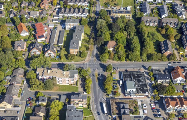 Aerial view, residential area road traffic intersection Ostwennemarstraße and Alter Uentroper Weg, wooded area with Villa Kunterbunt, Uentrop, Hamm, Ruhr area, North Rhine-Westphalia, Germany, DE, Europe, kindergarten, day-care centre, day-care centre, aerial view, aerial photography, aerial photography, road intersection, road traffic, overview, bird's-eye view, overview