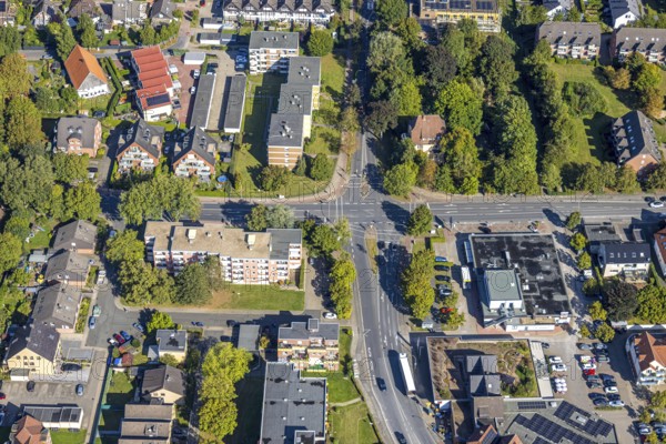 Aerial view, residential area road traffic intersection Ostwennemarstraße and Alter Uentroper Weg, wooded area with Villa Kunterbunt, Uentrop, Hamm, Ruhr area, North Rhine-Westphalia, Germany, DE, Europe, kindergarten, day-care centre, day-care centre, aerial view, aerial photography, aerial photography, road intersection, road traffic, overview, bird's-eye view, overview