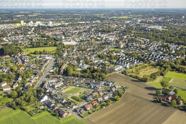 Aerial view, residential area Hamm-Westen with Kamener Straße and view to the harbour, district Pelkum, Hamm, Ruhr area, North Rhine-Westphalia, Germany, DE, Europe, property tax, real estate, aerial view, aerial photography, aerial photography, overview, bird's-eye view, residential area, housing and living, residential area, residential quality, residential quarter, housing estate, residential district, birds-eyes view, overview