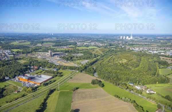 Aerial view, CreativRevier Hamm, former Ost Heinrich Robert mine with hammerhead tower, Kissinger Höhe slagheap, behind the RWE Generation SE Gersteinwerk power station, Pelkum district, Hamm, Ruhr area, North Rhine-Westphalia, Germany, slagheap, mine, CreativRevier Heinrich Robert, CreativRevier Heinrich Robert GmbH, DE, E-Werk, Europe, distant view, aerial view, aerial photography, aerial photography, tower, overview, bird's-eye view, colliery, birds-eyes view, overview