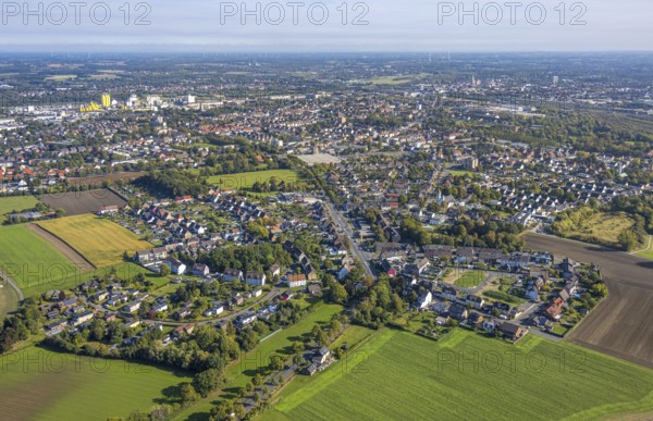 Aerial view, residential area Hamm-Westen with Kamener Straße and view to the harbour, district Pelkum, Hamm, Ruhr area, North Rhine-Westphalia, Germany, DE, Europe, property tax, real estate, aerial view, aerial photography, aerial photography, overview, bird's-eye view, residential area, housing and living, residential area, residential quality, residential quarter, housing estate, residential district, birds-eyes view, overview