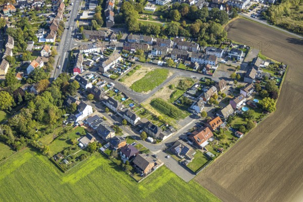 Aerial view, housing estate Kupferstraße and gardens with swimming pools, building area, district Pelkum, Hamm, Ruhr area, North Rhine-Westphalia, Germany, DE, Europe, property tax, real estate, aerial view, aerial photography, aerial photography, swimming pool, overview, bird's-eye view, housing estate, living and life, residential area, quality of life, residential neighbourhood, housing estate, residential area, birds-eyes view, overview