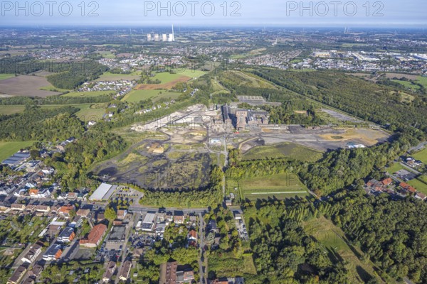 Aerial view, CreativRevier Hamm, former Ost Heinrich Robert mine with hammerhead tower, Humbert spoil tip, view of the RWE Generation SE Gersteinwerk power station with chimney and cooling towers, Pelkum district, Hamm, Ruhr area, North Rhine-Westphalia, Germany, slag heap, mine, CreativRevier Heinrich Robert, CreativRevier Heinrich Robert GmbH, DE, Europe, slag heap, aerial view, aerial photography, aerial photography, tower, overview, bird's eye view, colliery, birds-eyes view, overview