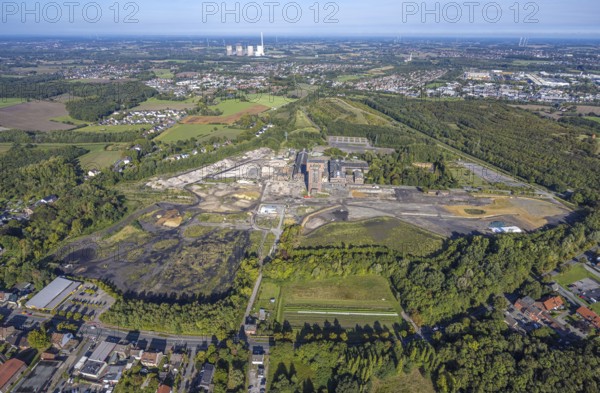 Aerial view, CreativRevier Hamm, former Ost Heinrich Robert mine with hammerhead tower, Humbert spoil tip, view of the RWE Generation SE Gersteinwerk power station with chimney and cooling towers, Pelkum district, Hamm, Ruhr area, North Rhine-Westphalia, Germany, slag heap, mine, CreativRevier Heinrich Robert, CreativRevier Heinrich Robert GmbH, DE, Europe, slag heap, aerial view, aerial photography, aerial photography, tower, overview, bird's eye view, colliery, birds-eyes view, overview