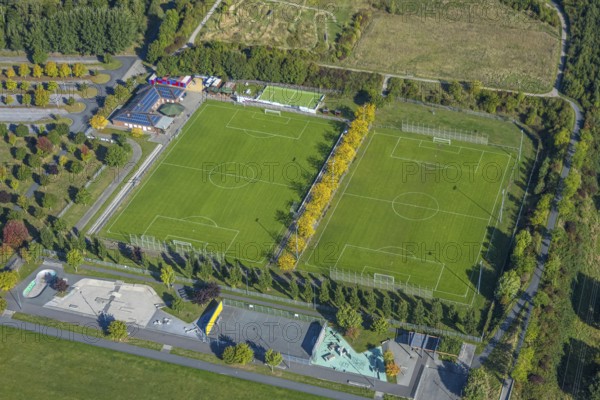 Aerial view, Lippepark Hamm, two football pitches sports fields, SVF Herringen 03 e.V., fun park and parkour facility, district Herringen, Hamm, Ruhr area, North Rhine-Westphalia, Germany, DE, Europe, football, football pitch, football stadium, aerial view, aerial photography, aerial photography, sports, sports facility, sports field, overview, bird's eye view, birds-eyes view, overview