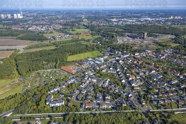 Aerial view, residential area local view district Wiescherhöfen, CreativRevier Hamm, former mine Ost Heinrich Robert with hammerhead tower, tailings pile Humbert, view to RWE Generation SE power plant Gersteinwerk with chimney and cooling towers, district Pelkum, Hamm, Ruhr area, North Rhine-Westphalia, Germany, tailings pile, mine, CreativRevier Heinrich Robert, CreativRevier Heinrich Robert GmbH, DE, Europe, property tax, slag heap, real estate, aerial view, aerial photography, aerial photography, tower, overview, bird's-eye view, residential complex, housing and living, residential area, residential quality, residential neighbourhood, housing estate, residential district, colliery, birds-eyes view, overview