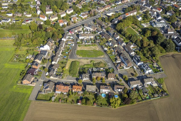 Aerial view, housing estate Kupferstraße and gardens with swimming pools, building area, district Pelkum, Hamm, Ruhr area, North Rhine-Westphalia, Germany, DE, Europe, property tax, real estate, aerial view, aerial photography, aerial photography, swimming pool, overview, bird's-eye view, housing estate, living and life, residential area, quality of life, residential neighbourhood, housing estate, residential area, birds-eyes view, overview