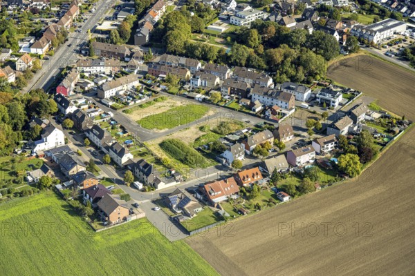 Aerial view, housing estate Kupferstraße and gardens with swimming pools, building area, district Pelkum, Hamm, Ruhr area, North Rhine-Westphalia, Germany, DE, Europe, property tax, real estate, aerial view, aerial photography, aerial photography, swimming pool, overview, bird's-eye view, housing estate, living and life, residential area, quality of life, residential neighbourhood, housing estate, residential area, birds-eyes view, overview
