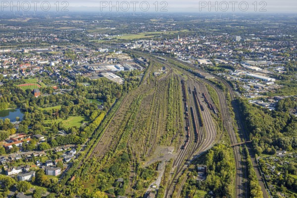 Aerial view, Hamm marshalling yard, view to the city and to the main station, Pelkum district, Hamm, Ruhr area, North Rhine-Westphalia, Germany, railway area, DE, Deutsche Bahn AG, Europe, track systems, tracks, property tax, goods trains, real estate, aerial view, aerial photography, aerial photography, overview, bird's eye view, residential area, living and life, residential area, residential quality, residential quarter, housing estate, residential area, birds-eyes view, overview