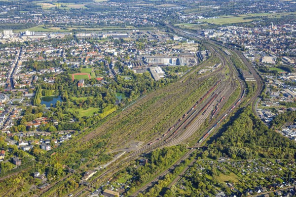 Aerial view, Hamm marshalling yard, Friedrich-Ebert-Park with lake, Elisabeth-Lüders-Berufskolleg with sports field football stadium, Geistschule, view to the city and to the main station, district Pelkum, Hamm, Ruhr area, North Rhine-Westphalia, Germany, railway area, railway station, education, educational institution, DE, Deutsche Bahn AG, Europe, railway tracks, tracks, property tax, goods trains, main station, main railway station, real estate, educational institute, aerial view, aerial photography, aerial photography, school, lake, overview, bird's-eye view, residential area, living and life, residential area, residential quality, residential neighbourhood, residential estate, residential district, birds-eyes view, overview