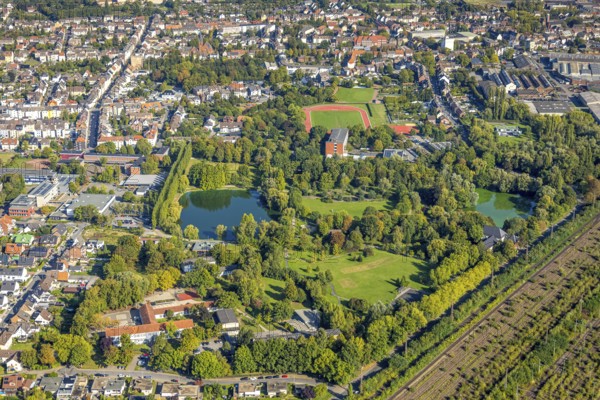 Aerial view, Friedrich-Ebert-Park with lake, Elisabeth-Lüders-Berufskolleg with sports field football stadium, Geistschule, district Pelkum, Hamm, Ruhr area, North Rhine-Westphalia, Germany, DE, Europe, aerial view, aerial photography, aerial photography, park, lake, sports field, pond, overview, bird's-eye view, overview