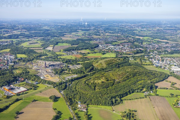 Aerial view, CreativRevier Hamm, former Ost Heinrich Robert mine with hammerhead tower, Kissinger Höhe spoil tip and Humbert spoil tip, distant view with view of Herringen and Herringer Heide, Pelkum district, Hamm, Ruhr area, North Rhine-Westphalia, Germany, slag heap, mine, CreativRevier Heinrich Robert, CreativRevier Heinrich Robert GmbH, DE, E-Werk, Europe, distant view, aerial view, aerial photography, aerial photography, tower, overview, bird's eye view, colliery, birds-eyes view, overview