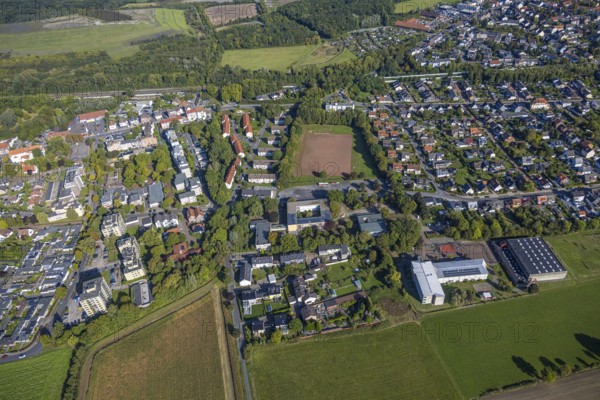 Aerial view, residential area Pelkum with Aschenplatz, housing estate terraced houses Kobbenskamp with Waldorf School and Alfred-Delp-School, district Pelkum, Hamm, Ruhr area, North Rhine-Westphalia, Germany, DE, Europe, property tax, real estate, aerial view, aerial photography, aerial photography, overview, bird's eye view, housing estate, housing and living, residential area, housing quality, residential neighbourhood, housing estate, residential area, birds-eyes view, overview