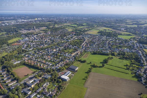 Aerial view, residential area, local view Pelkum with Aschenplatz, Waldorfschule and Alfred-Delp-Schule, view to CreativRevier Hamm with Hammerkopfturm, district Pelkum, Hamm, Ruhr area, North Rhine-Westphalia, Germany, CreativRevier Heinrich Robert, DE, Europe, property tax, real estate, aerial view, aerial photography, aerial photography, overview, bird's eye view, residential complex, living and life, residential area, residential quality, residential neighbourhood, housing estate, residential area, bird's eye view, overview