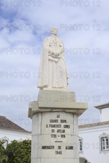 Statue of Bishop Dom Francisco Gomes do Avelar, Largo de Se, Faro, Algarve, Portugal