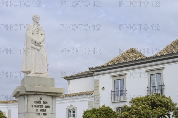 Statue of Bishop Dom Francisco Gomes do Avelar, Largo de Se, Faro, Algarve, Portugal