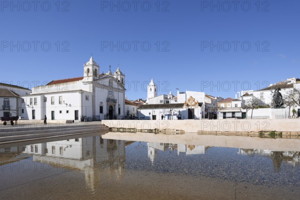 Church Igreja de Santa Maria ou da Misericordia and monument to Henry the Navigator, Praca Infante Dom Henrique, Lagos, Algarve, Portugal