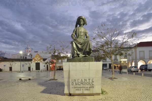 Monument to Henry the Navigator at dusk, Praca Infante Dom Henrique, Lagos, Algarve, Portugal