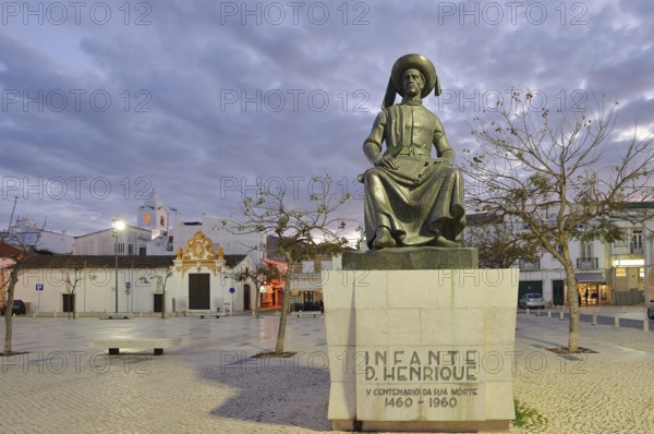 Monument to Henry the Navigator at dusk, Praca Infante Dom Henrique, Lagos, Algarve, Portugal