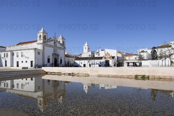 Church Igreja de Santa Maria ou da Misericordia and monument to Henry the Navigator, Praca Infante Dom Henrique, Lagos, Algarve, Portugal