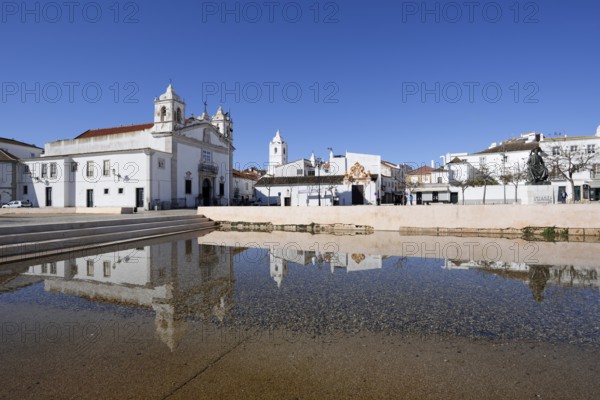 Church Igreja de Santa Maria ou da Misericordia and monument to Henry the Navigator, Praca Infante Dom Henrique, Lagos, Algarve, Portugal