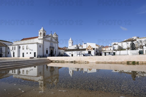 Church Igreja de Santa Maria ou da Misericordia and monument to Henry the Navigator, Praca Infante Dom Henrique, Lagos, Algarve, Portugal