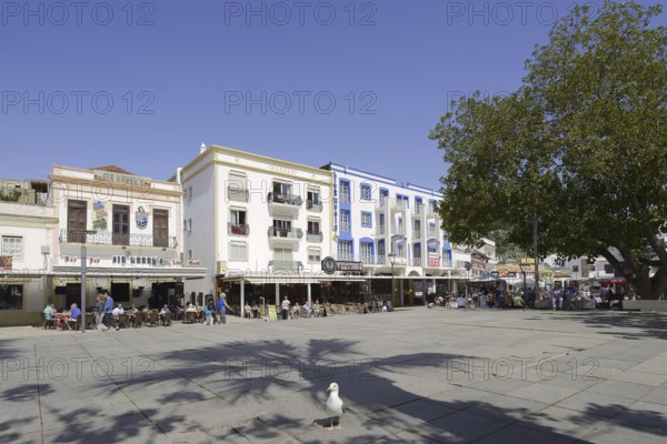 Restaurants and pavement cafés in Largo Engenheiro Duarte Pacheco square, Albufeira, Algarve, Portugal