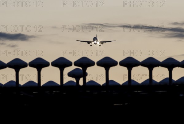 Landing of an aircraft at BER Berlin Brandenburg Willy Brandt Airport, Wullenweber antenna for radio direction finding, Schönefeld, 29 September 2025, Schönefeld, Brandenburg, Germany