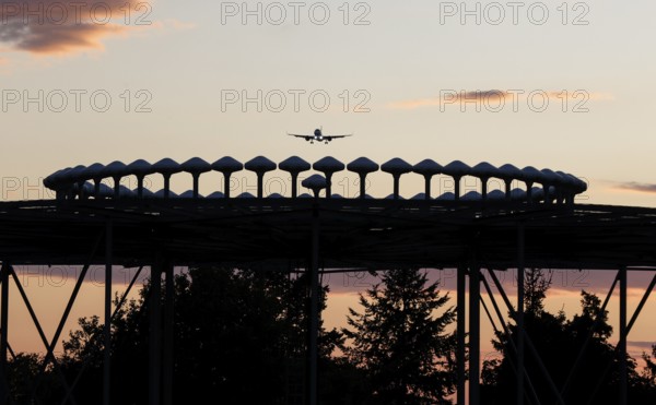 Landing of an aircraft at BER Berlin Brandenburg Willy Brandt Airport, Wullenweber antenna for radio direction finding, Schönefeld, 29 September 2025, Schönefeld, Brandenburg, Germany