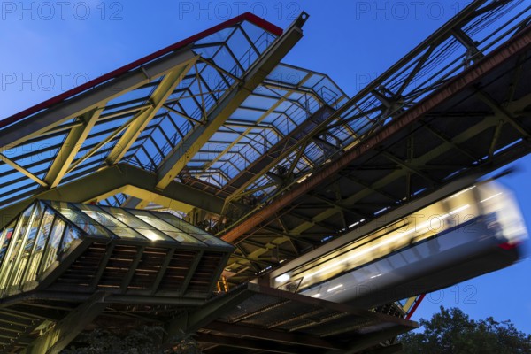 Night shot of the Wuppertal suspension railway at the Kluse stop, Wuppertal, Germany