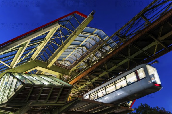 Night shot of the Wuppertal suspension railway at the Kluse stop, Wuppertal, Germany