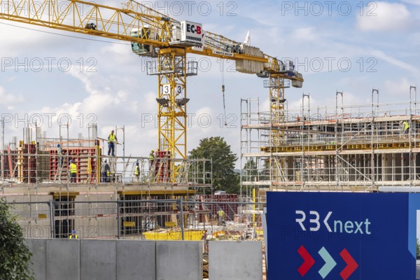 Robert Bosch Hospital (RBK), foundation hospital of the Robert Bosch Stiftung with 1191 beds. RBKnext bundles all further development projects of the Robert Bosch Hospital at the Bosch Health Campus. Over 300 modern employee flats and a daycare centre are being built at Burgholzhof. Construction site with scaffolding and crane. Stuttgart, Baden-Württemberg, Germany