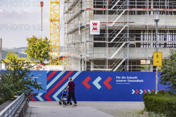 Robert Bosch Hospital (RBK), foundation hospital of the Robert Bosch Stiftung with 1191 beds. RBKnext bundles all further development projects of the Robert Bosch Hospital at the Bosch Health Campus. Over 300 modern employee flats and a daycare centre are being built at Burgholzhof. Construction site with scaffolding and crane. Stuttgart, Baden-Württemberg, Germany