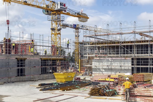 Robert Bosch Hospital (RBK), foundation hospital of the Robert Bosch Stiftung with 1191 beds. RBKnext bundles all further development projects of the Robert Bosch Hospital at the Bosch Health Campus. Over 300 modern employee flats and a daycare centre are being built at Burgholzhof. Construction site with scaffolding and crane. Stuttgart, Baden-Württemberg, Germany