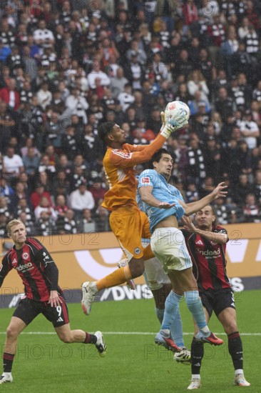 Eintracht Frankfurt-Union Berlin: Goalkeeper Kauã Santos (Eintracht Frankfurt), Diogo Leite (1. FC Union Berlin, centre) and Arthur Theate (Eintracht Frankfurt, right) fight for the ball