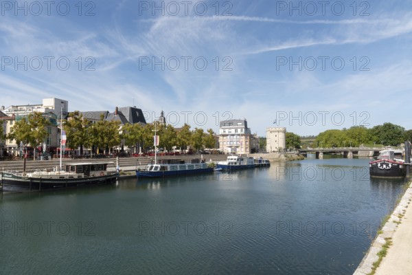 Quai de Londres, bank, Porte Chaussée, city gate, ships, river Meuse, Verdun, Département Meuse, Grand Est, France