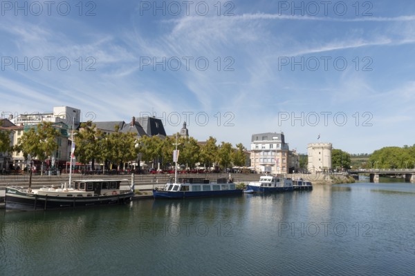 Quai de Londres, bank, Porte Chaussée, city gate, ships, river Meuse, Verdun, Département Meuse, Grand Est, France