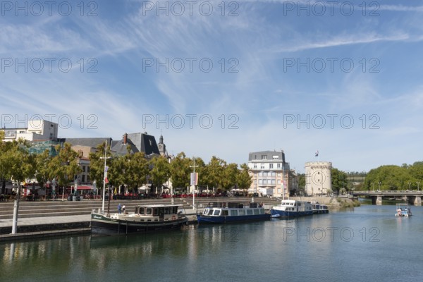 Quai de Londres, bank, Porte Chaussée, city gate, ships, river Meuse, Verdun, Département Meuse, Grand Est, France