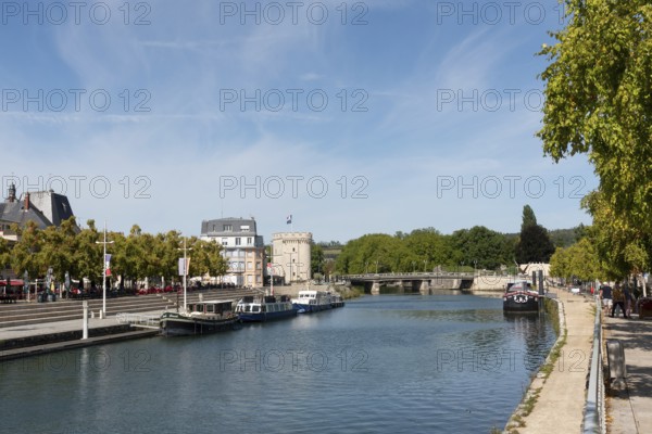 Quai de Londres, bank, Porte Chaussée, city gate, ships, river Meuse, Verdun, Département Meuse, Grand Est, France
